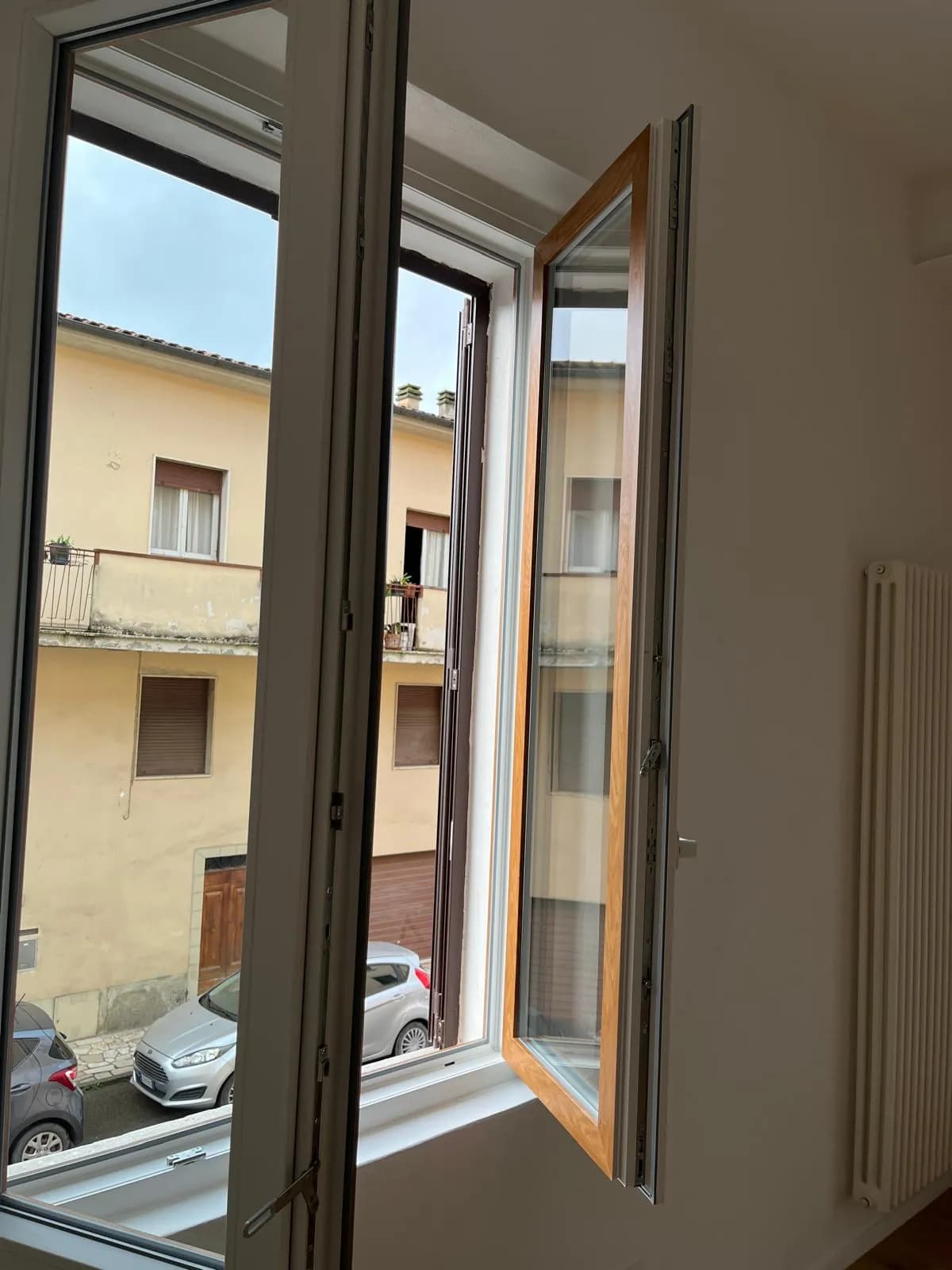 Finestra con ante aperte
