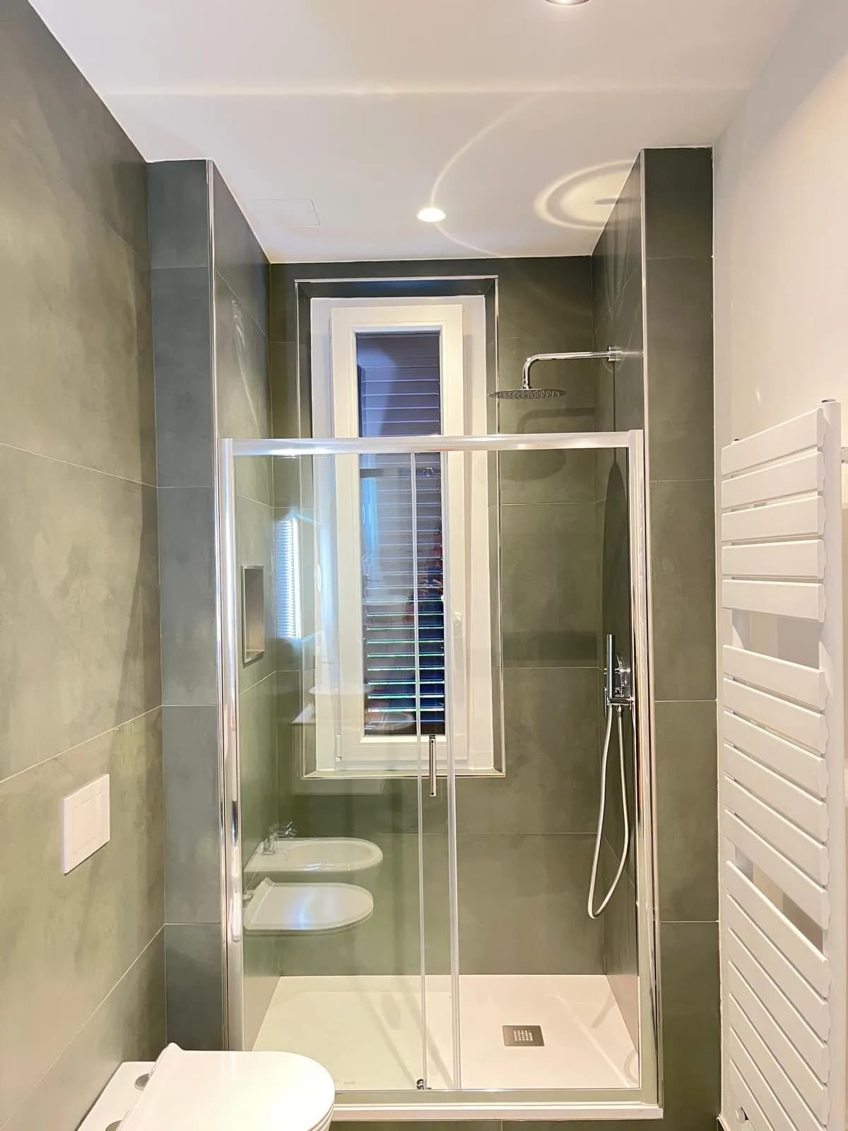 Finestra in un bagno rinnovato