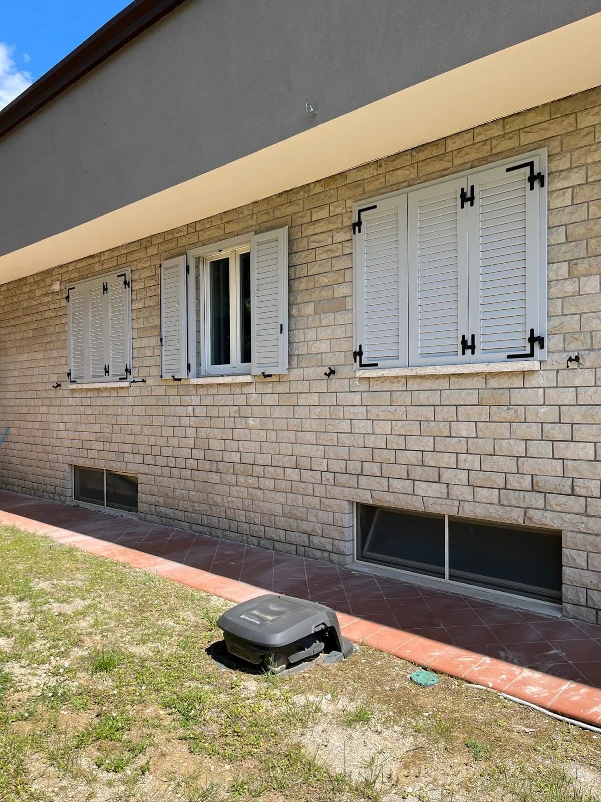 Persiane su una villa in pietra