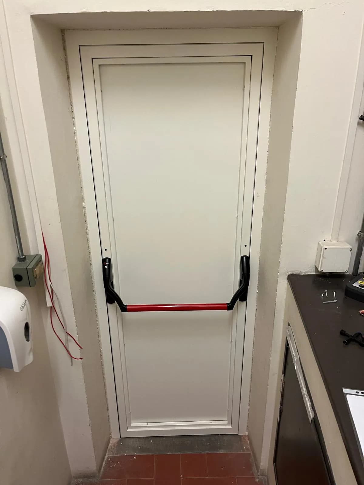 Porta con maniglione antipanico