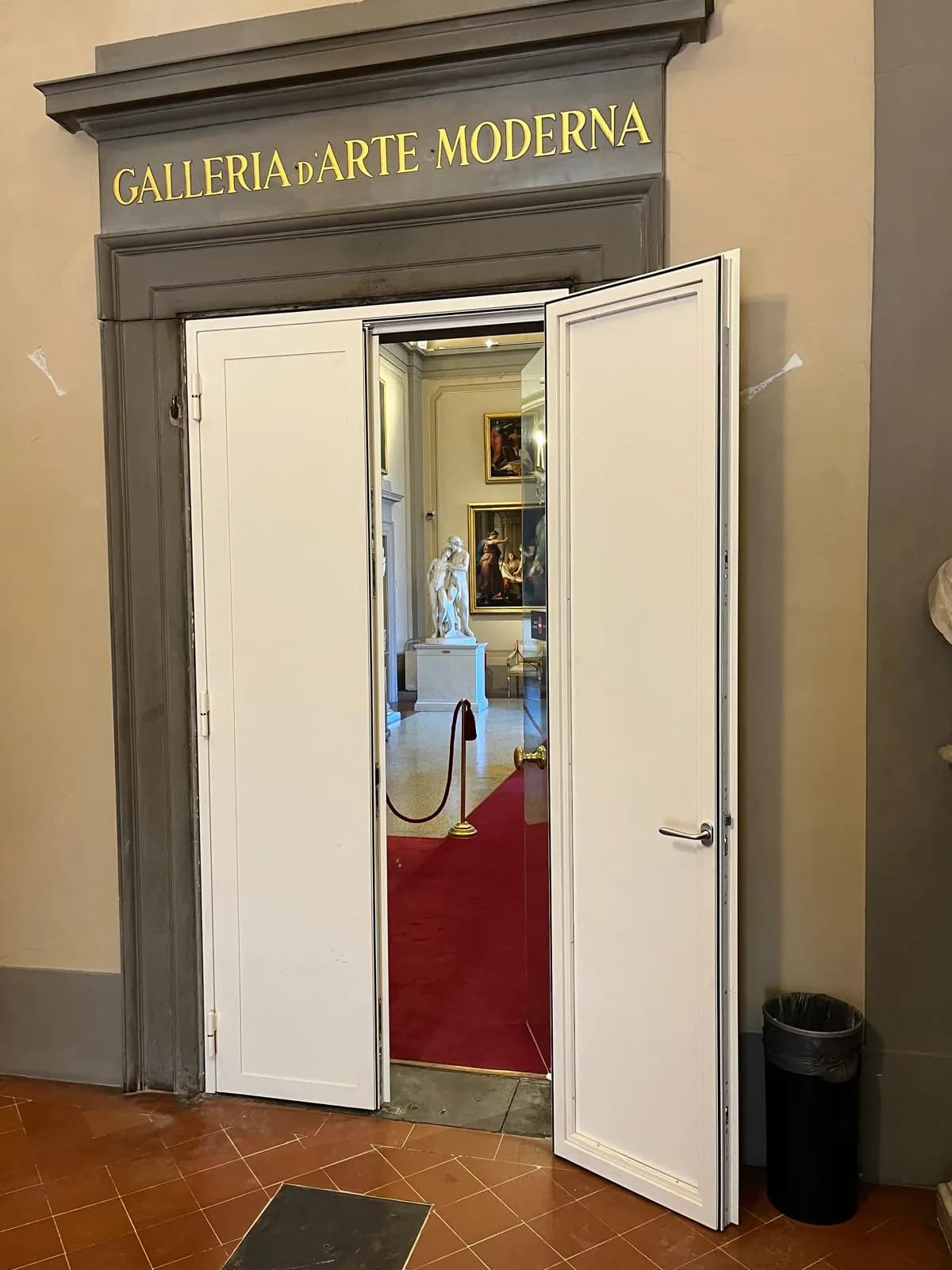Portone a due ante all'ingresso di una galleria d'arte