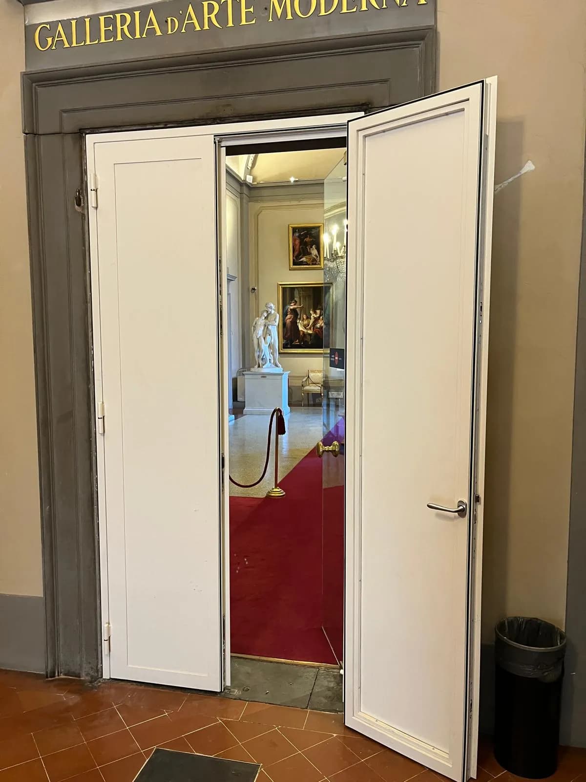 Portone della galleria d'arte