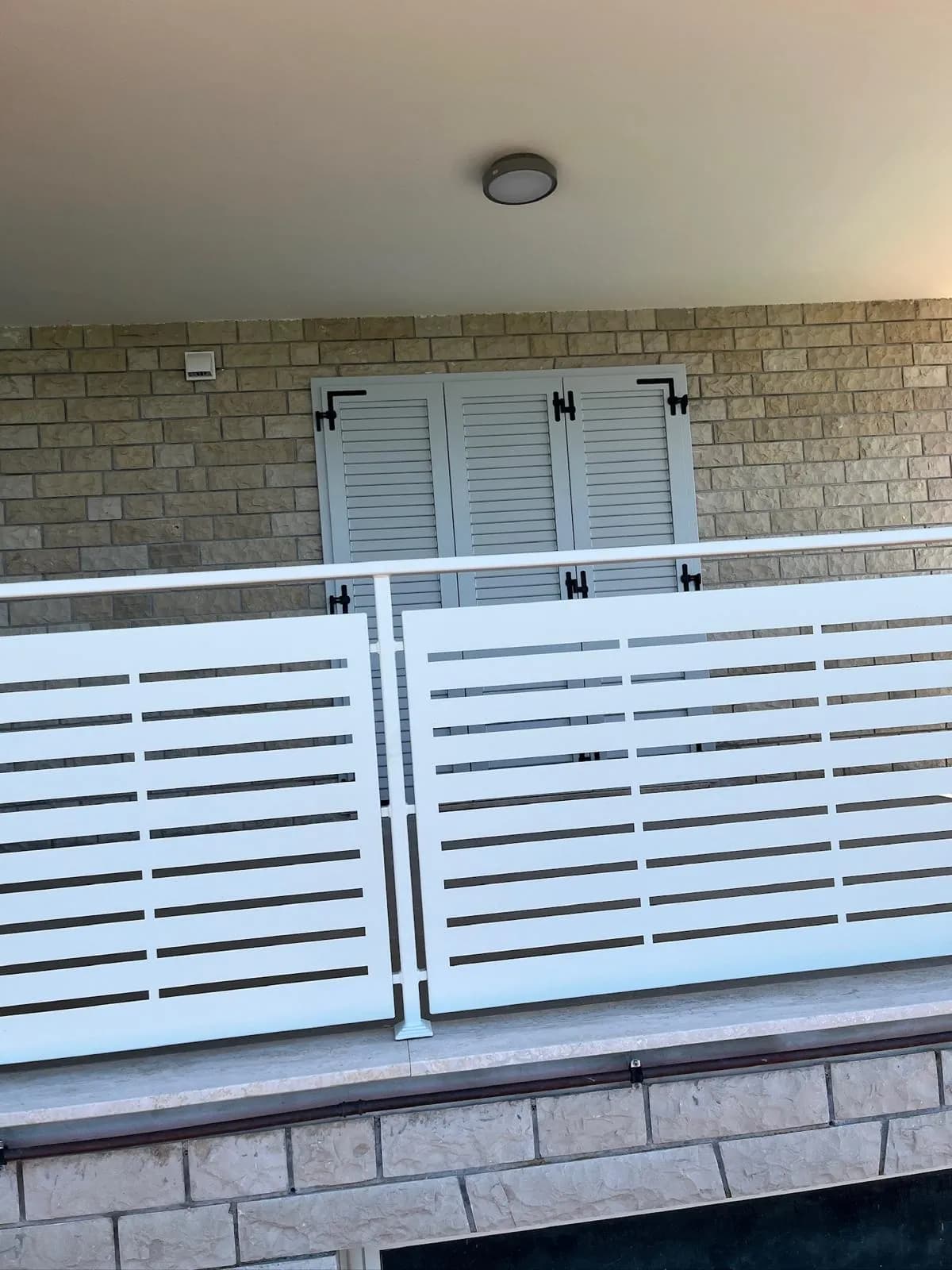 Ringhiera a doghe orizzontali sul balcone