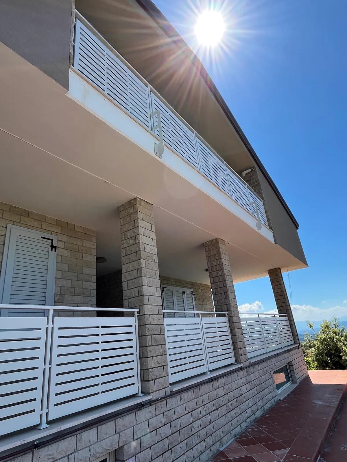 Ringhiere sul portico di una villa
