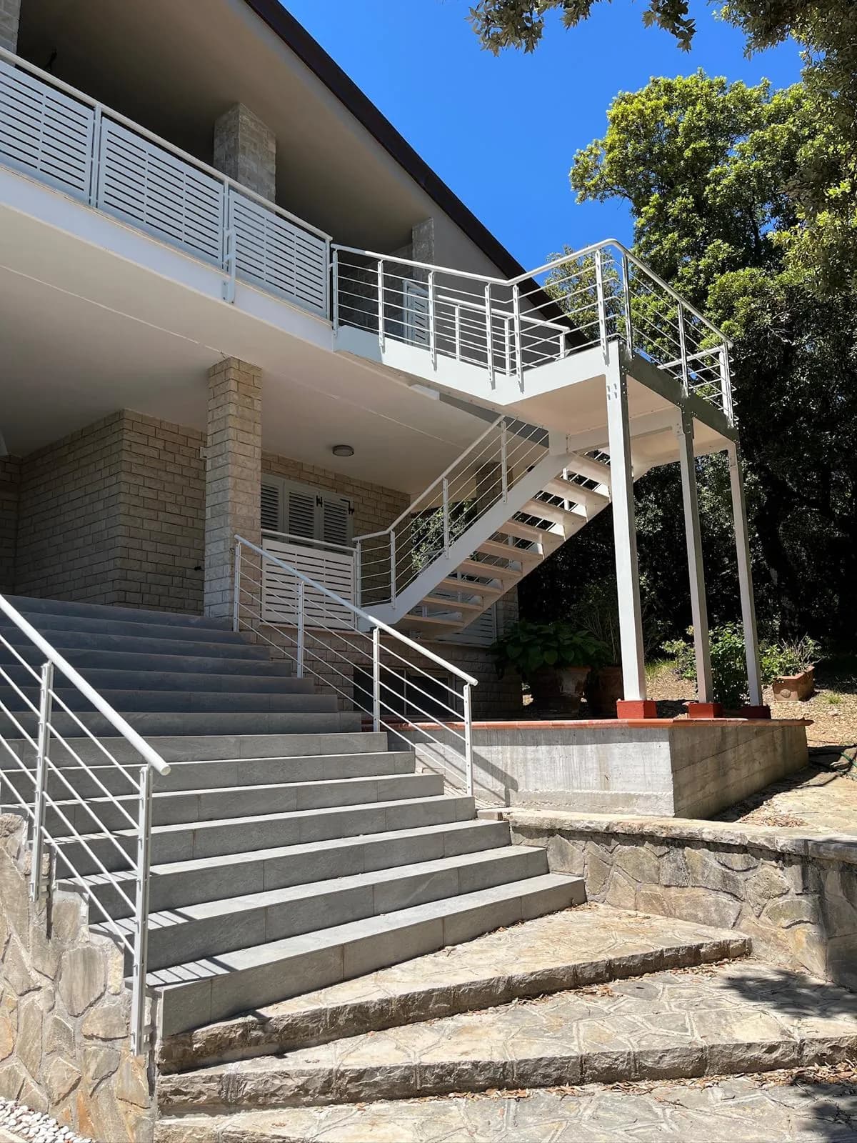 Scala esterna con parapetti in acciaio
