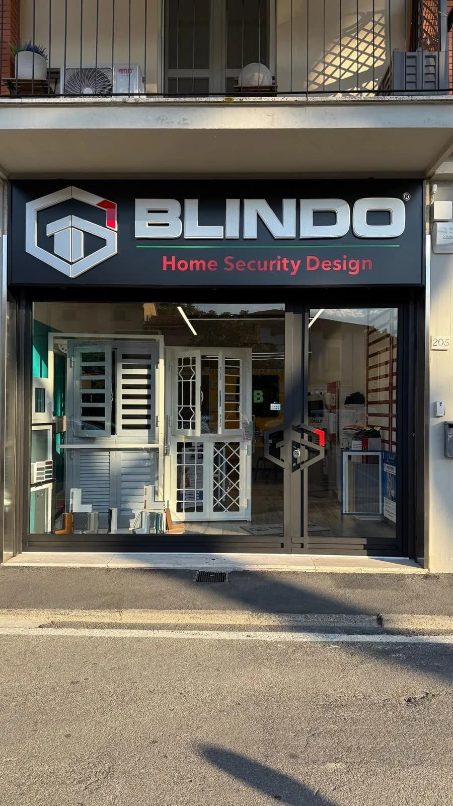 L'ingresso dello showroom Blindo ad Arezzo